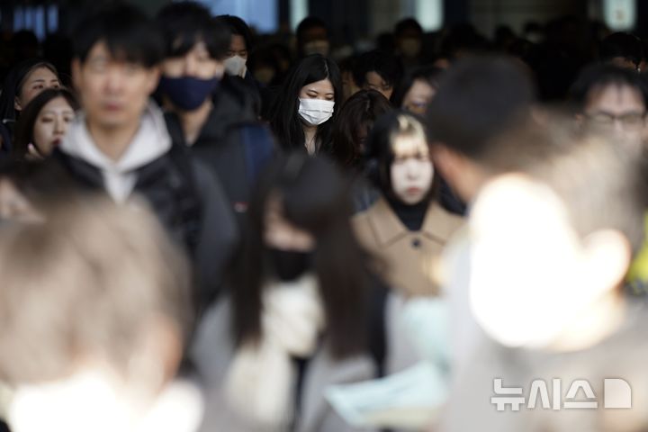 [도쿄=AP/뉴시스] 22일 교도통신과 니혼게이자이신문 등 현지 언론에 따르면, 일본 후생노동성이 이날 발표한 지난해 근로통계조사(확정치)에 따르면 종업원 5인 이상 기업 근로자의 1인당 실질임금은 전년 대비 0.5% 감소했다. 이로써 일본의 실질임금은 4년 연속 후퇴하게 됐다. 사진은 2024년 2월14일 일본 도쿄 시나가와역에서 출근 시간대 통근객들이 통로를 지나고 있는 모습. 2026.05.22.
