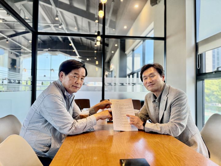 [경산=뉴시스] 최병국 전 경산시장(왼쪽)이 22일 국민의힘 조현일 경산시장 후보를 만나 지지를 선언했다. (사진=조현일 후보 선거캠프 제공) 2026.05.22. photo@newsis.com *재판매 및 DB 금지
