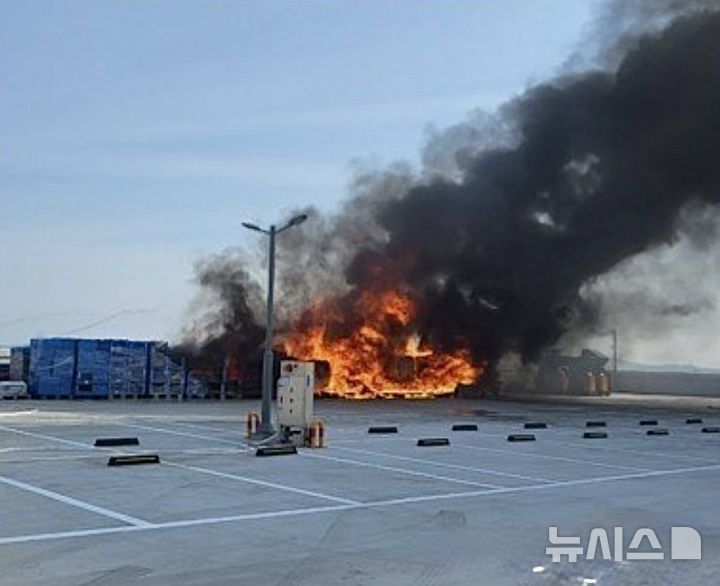 [김포=뉴시스] 22일 오후 4시16분께 경기 김포시 양촌읍 일대 물류센터 옥상에서 발생한 화재. (사진=경기도소방재난본부 제공) 2026.05.22. photo@newsis.com