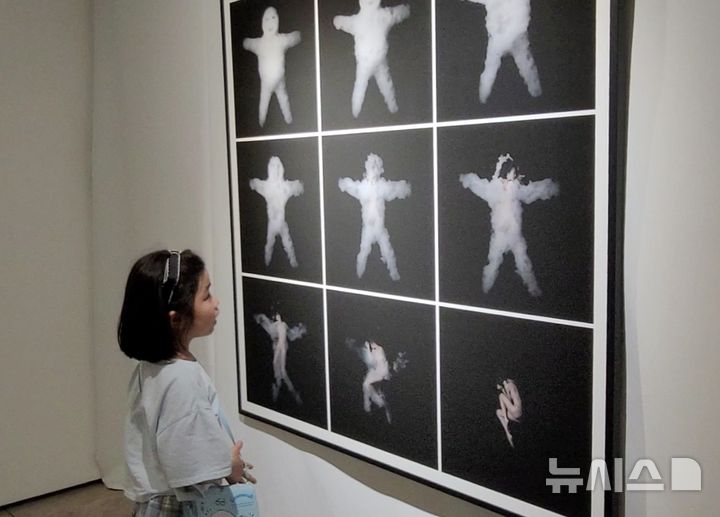 [서울=뉴시스]최희정 기자= 예술의전당 앞 지하보도를 개조한 '서리풀청년아트갤러리'에서 2026 대한민국발레축제의 기획 사진 전시 '에코 레이어(Echo Layer); 시간의 울림'이 23일 오후 10시까지 무료 관람으로 진행된다. 22일 한 관람객이 국립발레단 솔리스트 출신 비주얼 아티스트 BAKi(바키)가 참여한 작품을 감상하고 있다. 2026.05.22. dazzling@newsis.com