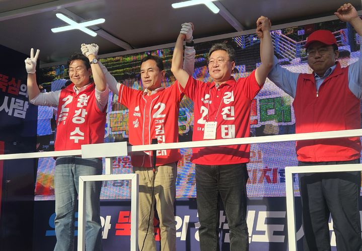 [원주=뉴시스] 이덕화 기자 = 국민의힘 김진태 강원특별자치도지사 후보와 원강수 국민의힘 원주시장 후보가 늘품사서리에서 원팀 합동 유세를 열고 미래산업 육성을 통한 '원주 메가시티 도약' 비전을 제시하고 있다. 2026.05.22. wonder8768@newsis.com *재판매 및 DB 금지