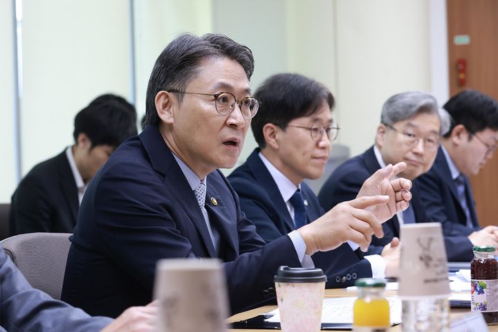 [서울=뉴시스]금융위원회는 권대영 부위원장 주재로 '고성능 AI 관련 금융권 보안위협 대응 간담회'를 개최하고 이 같은 대책을 24일 발표했다.(사진=금융위원회) photo@newsis.com *재판매 및 DB 금지