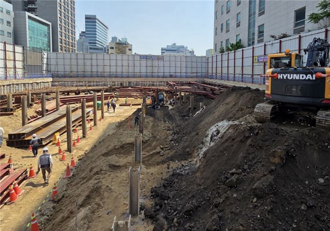 [서울=뉴시스] 굴착공사장 흙막이 및 굴착부 안전관리 상태 점검 현장. (사진=서울시 제공) 2026.05.06. photo@newsis.com *재판매 및 DB 금지
