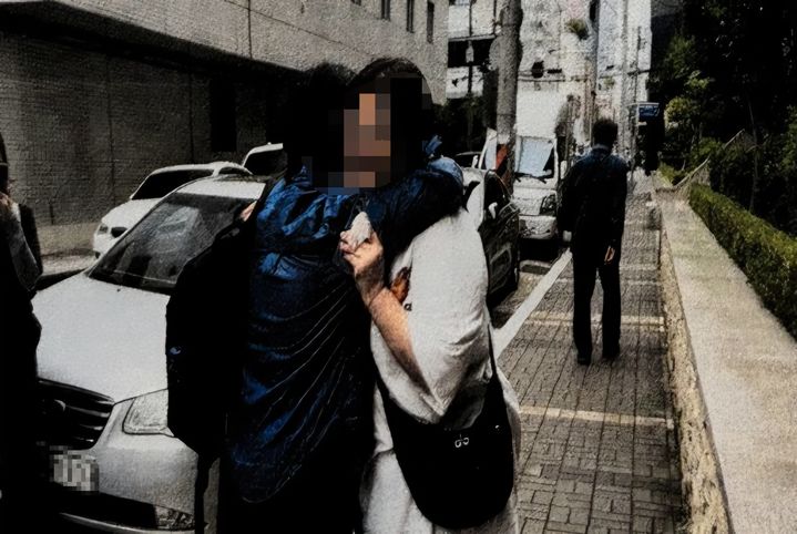 [부산=뉴시스] 21일 오후 부산 중구의 한 거리에서 50년 만에 상봉한 이복자매. (사진=부산 중부경찰서 제공) 2026.05.22. photo@newsis.com *재판매 및 DB 금지