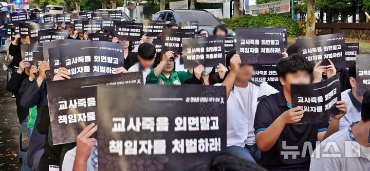 [제주=뉴시스] 오영재 기자 = 22일 오후 7시 제주도교육청 앞에서 열린 故현승준 순직교사 추모 문화제에서 참가자들이 구호를 외치고 있다. 2026.05.22. oyj4343@newsis.com