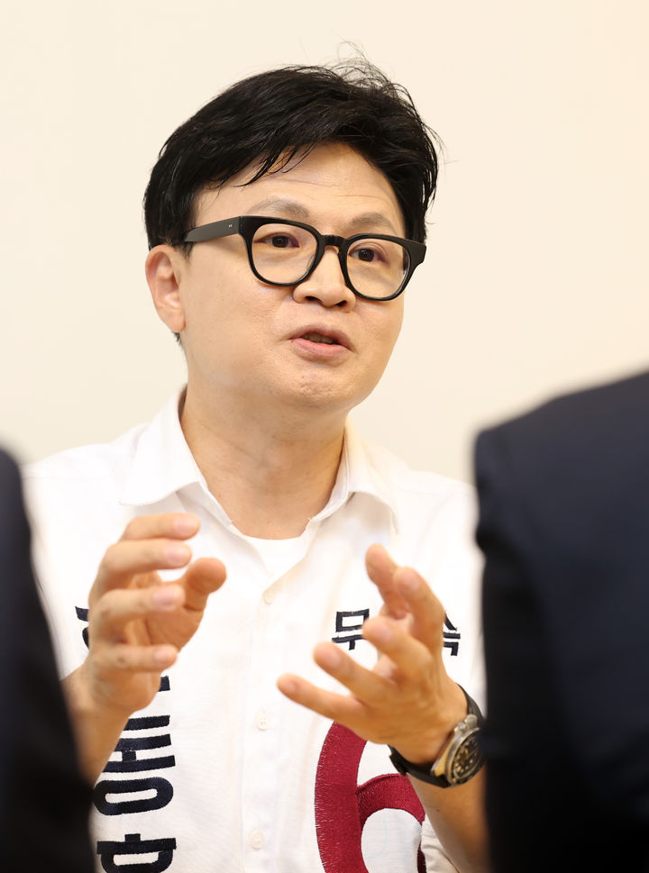  [부산=뉴시스]하경민 기자 = 부산 북갑 국회의원 보궐선거 무소속 한동훈 후보가 지난 20일 부산 북구 덕천동의 한 카페에서 뉴시스와 인터뷰를 하고 있다. 2025.05.20. yulnetphoto@newsis.com *재판매 및 DB 금지