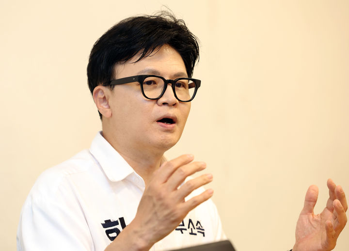 [부산=뉴시스]하경민 기자 = 부산 북갑 국회의원 보궐선거 무소속 한동훈 후보가 지난 20일 부산 북구 덕천동의 한 카페에서 뉴시스와 인터뷰를 하고 있다. 2025.05.20. yulnetphoto@newsis.com *재판매 및 DB 금지