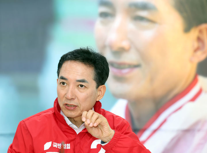[부산=뉴시스]하경민 기자 = 부산 북갑 국회의원 보궐선거 국민의힘 박민식 후보가 지난 20일 부산 북구 덕천동의 선거사무소에서 뉴시스와 인터뷰를 하고 있다. 2025.05.20. yulnetphoto@newsis.com *재판매 및 DB 금지