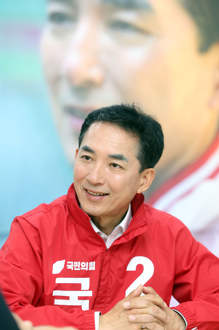 [부산=뉴시스]하경민 기자 = 부산 북갑 국회의원 보궐선거 국민의힘 박민식 후보가 지난 20일 부산 북구 덕천동의 선거사무소에서 뉴시스와 인터뷰를 하고 있다. 2025.05.20. yulnetphoto@newsis.com *재판매 및 DB 금지
