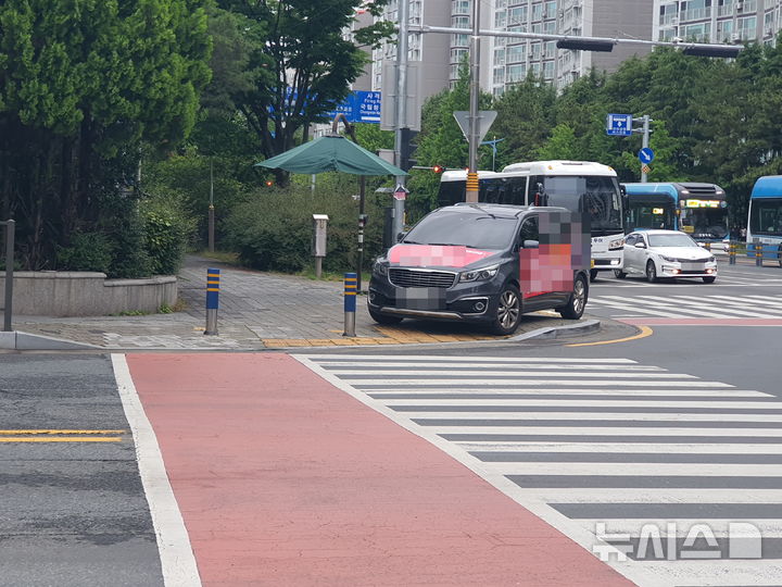 [창원=뉴시스] 강경국 기자 = 6·3 지방선거 공식 선거운동 이틀째인 22일 선거유세 차량이 인도를 점령하고 있다. 2026.05.22. kgkang@newsis.com