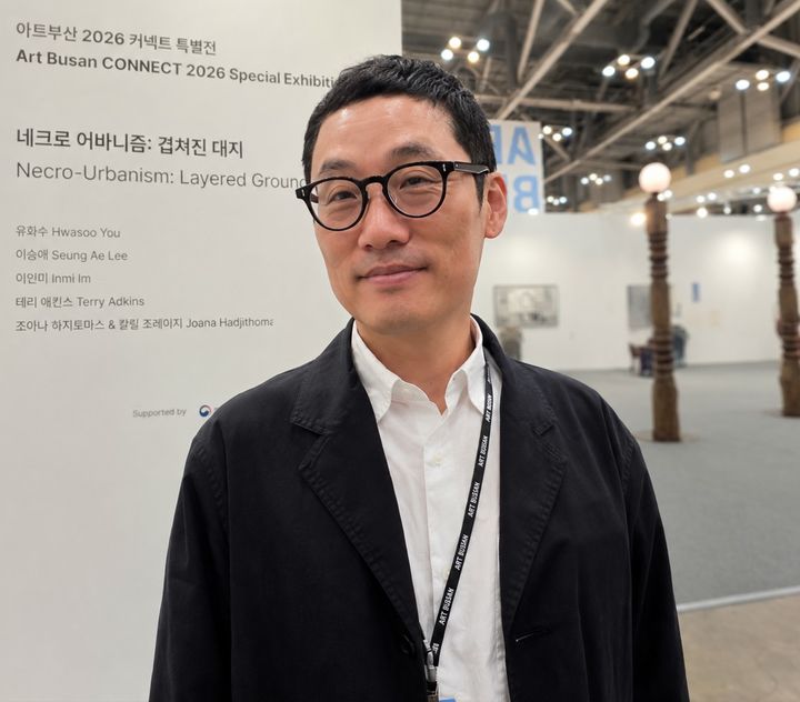 [사진=박현주 미술전문기자] 아트부산 2026 특별전 ‘CONNECT’를 기획한 고원석 라인문화재단 디렉터. 진중한 분위기의 미디어·영상 작업과 전시형 공간 연출을 통해 기존 아트페어에서 보기 어려운 큐레이션 중심 특별전을 선보이며 주목받고 있다. 2026.05.22. hyun@newsis.com *재판매 및 DB 금지