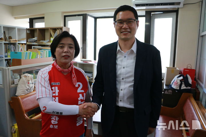 [과천=뉴시스] 국민의힘 신계용 과천시장 후보가 박근문 한국마사회 노동조합 위원장을 만나 경마공원 이전 반대를 표명한 후 박 위원장과 기념 촬영을 하고 있다. (사진=선거사무소 제공).2026.05.23. photo@newsis.com
