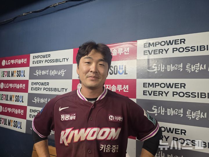 [서울=뉴시스] 김희준 기자 = 키움 히어로즈의 이형종이 22일 잠실구장에서 벌어진 LG 트윈스와의 경기를 마친 후 더그아웃에서 포즈를 취하고 있다. 2026.05.22jinxijun@newsis.com