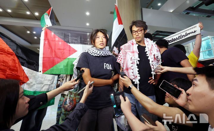 [인천공항=뉴시스] 박주성 기자 = 이스라엘군에 나포됐다가 석방된 한국인 활동가 김아현(활동명 해초)씨와 김동현씨가 22일 오전 인천국제공항 제1터미널 입국장으로 귀국해 취재진 질문에 답하고 있다. 2026.05.22. park7691@newsis.com