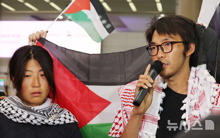 [인천공항=뉴시스] 박주성 기자 = 이스라엘군에 나포됐다가 석방된 한국인 활동가 김아현(활동명 해초)씨와 김동현씨가 22일 오전 인천국제공항 제1터미널 입국장으로 귀국해 취재진 질문에 답하고 있다. 2026.05.22. park7691@newsis.com
