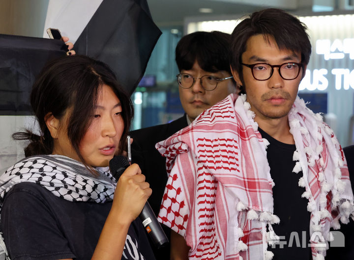 [인천공항=뉴시스] 박주성 기자 = 이스라엘군에 나포됐다가 석방된 한국인 활동가 김아현(활동명 해초)씨와 김동현씨가 22일 오전 인천국제공항 제1터미널 입국장으로 귀국해 취재진 질문에 답하고 있다. 2026.05.22. park7691@newsis.com