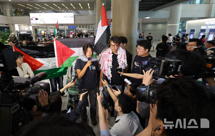 [인천공항=뉴시스] 박주성 기자 = 이스라엘군에 나포됐다가 석방된 한국인 활동가 김아현(활동명 해초)씨와 김동현씨가 22일 오전 인천국제공항 제1터미널 입국장으로 귀국해 취재진 질문에 답하고 있다. 2026.05.22. park7691@newsis.com