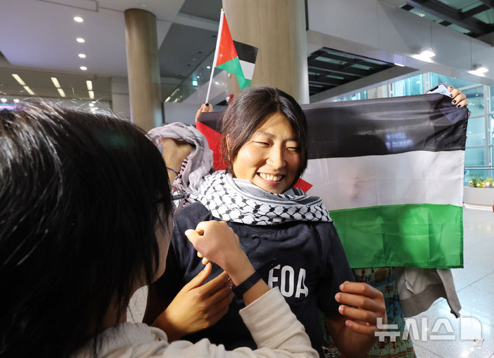 [인천공항=뉴시스] 박주성 기자 = 이스라엘군에 나포됐다가 석방된 한국인 활동가 김아현(활동명 해초)씨가 22일 오전 인천국제공항 제1터미널 입국장으로 귀국하고 있다. 2026.05.22. park7691@newsis.com