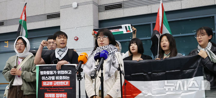[인천공항=뉴시스] 박주성 기자 = 이스라엘군에 나포됐다가 석방된 한국인 활동가 김아현(활동명 해초)씨와 김동현씨 귀국하는 22일 오전 인천국제공항 제1터미널 입국장에서 팔레스타인 해방을 위한 항해 한국본부 관계자들이 구호를 외치고 있다. 2026.05.22. park7691@newsis.com