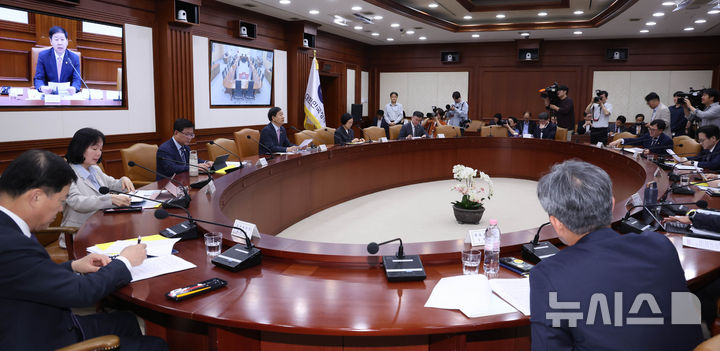 [서울=뉴시스] 조수정 기자 = 사진은 구윤철 경제부총리 겸 재정경제부 장관이 지난 22일 오전 서울 종로구 정부서울청사에서 비상경제본부 회의 겸 경제관계장관회의 겸 국가창업시대 전략회의 및 부동산관계장관회의를 주재하고 있는 모습. 2026.05.22. chocrystal@newsis.com