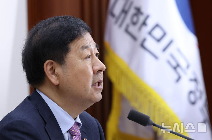 [서울=뉴시스] 조수정 기자 = 사진은 구윤철 경제부총리 겸 재정경제부 장관이 22일 오전 서울 종로구 정부서울청사에서 비상경제본부 회의 겸 경제관계장관회의 겸 국가창업시대 전략회의 및 부동산관계장관회의를 주재하고 있는 모습. 2026.05.22. chocrystal@newsis.com