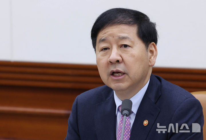 [서울=뉴시스] 조수정 기자 = 구윤철 경제부총리 겸 재정경제부 장관이 22일 오전 서울 종로구 정부서울청사에서 비상경제본부 회의 겸 경제관계장관회의 겸 국가창업시대 전략회의 및 부동산관계장관회의를 주재하고 있다. 2026.05.22. chocrystal@newsis.com