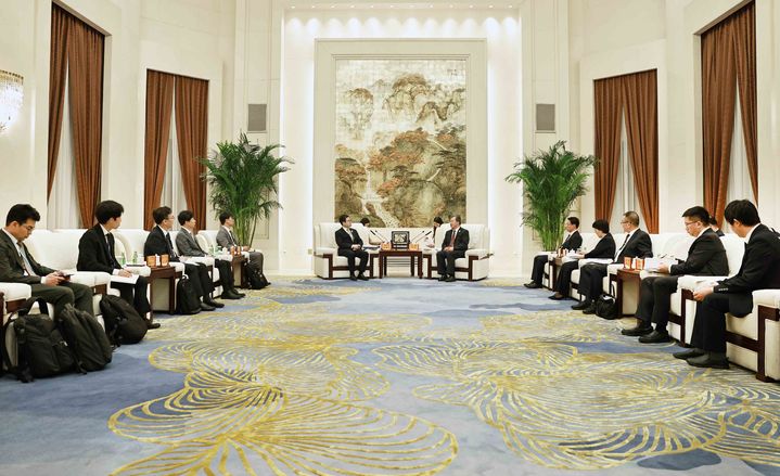 [서울=뉴시스] 여한구 산업통상부 통상교섭본부장이 지난 21일(현지 시간) 중국 쑤저우에서 판 보 중국 쑤저우시 당서기와 면담하고 있다. (사진=산업통상부 제공) 2026.05.21. photo@newsis.com *재판매 및 DB 금지