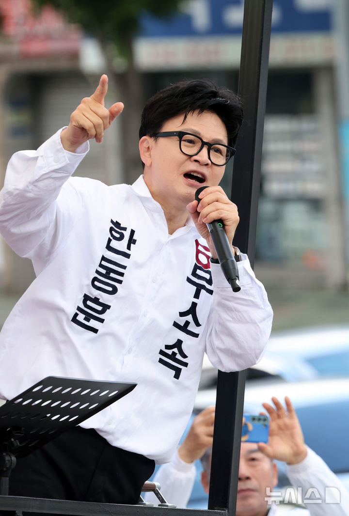  [부산=뉴시스] 하경민 기자 = 한동훈 부산 북구갑 국회의원 보궐선거 무소속 후보가 22일 오전 부산 북구 구남교차로에서 출근길 시민들에게 인사하며 지지를 호소하고 있다. 2026.05.22. yulnetphoto@newsis.com