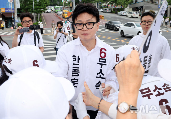  [부산=뉴시스] 하경민 기자 = 한동훈 부산 북구갑 국회의원 보궐선거 무소속 후보가 22일 오전 부산 북구 구남교차로에서 자신의 선거운동원들과 인사하고 있다. 2026.05.22. yulnetphoto@newsis.com
