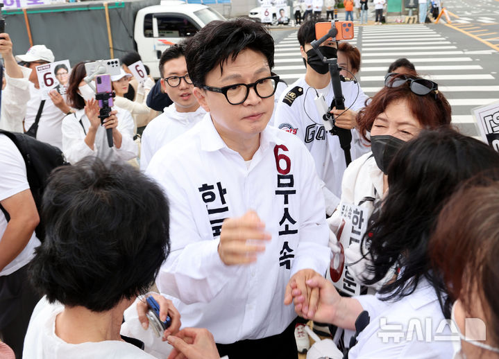  [부산=뉴시스] 하경민 기자 = 한동훈 부산 북구갑 국회의원 보궐선거 무소속 후보가 22일 오전 부산 북구 구남교차로에서 시민들과 인사하며 지지를 호소하고 있다. 2026.05.22. yulnetphoto@newsis.com