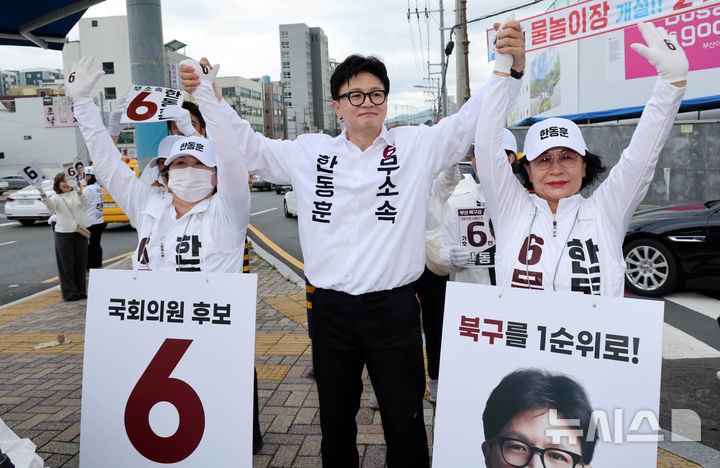  [부산=뉴시스] 하경민 기자 = 한동훈 부산 북구갑 국회의원 보궐선거 무소속 후보가 22일 오전 부산 북구 구남교차로에서 출근길 시민들에게 인사하며 지지를 호소하고 있다. 2026.05.22. yulnetphoto@newsis.com