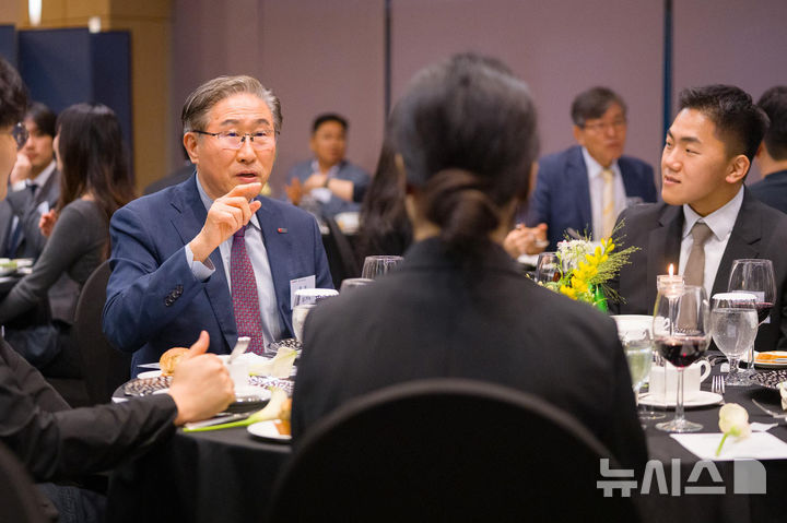 임기철 GIST총장이 21일 열린 '지스트 아너스 디너'에서 학생들과 연구·진로·학내 생활 등에 대해 의견을 나누고 있다. (사진=GIST 제공) photo@newsis.com