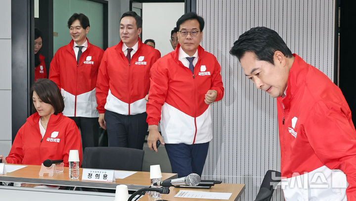 [서울=뉴시스] 김금보 기자 = 장동혁 국민의힘 대표와 송언석 원내대표를 비롯한 선대위원장들이 22일 오전 서울 여의도 중앙당사에서 열린 중앙선거대책위원회의에 참석하고 있다. 2026.05.22. kgb@newsis.com