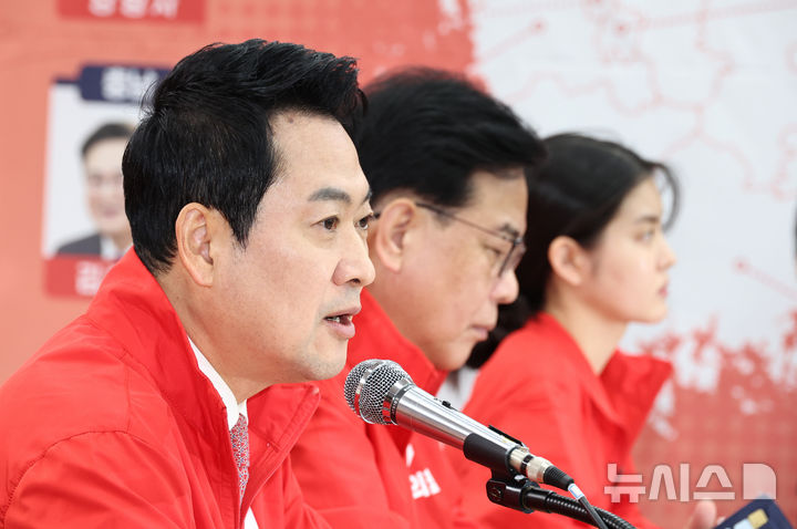 [서울=뉴시스] 김금보 기자 = 장동혁 국민의힘 대표가 22일 오전 서울 여의도 중앙당사에서 열린 중앙선거대책위원회의에서 발언하고 있다. 2026.05.22. kgb@newsis.com