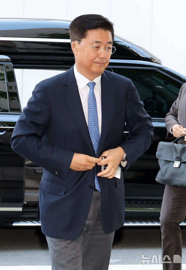 [과천=뉴시스] 배훈식 기자 = 홍장원 전 국가정보원 제1차장이 22일 오전 경기 과천시 2차 종합특별검사팀(특별검사 권창영) 사무실에 피의자 신분으로 출석하고 있다. 2026.05.22. dahora83@newsis.com