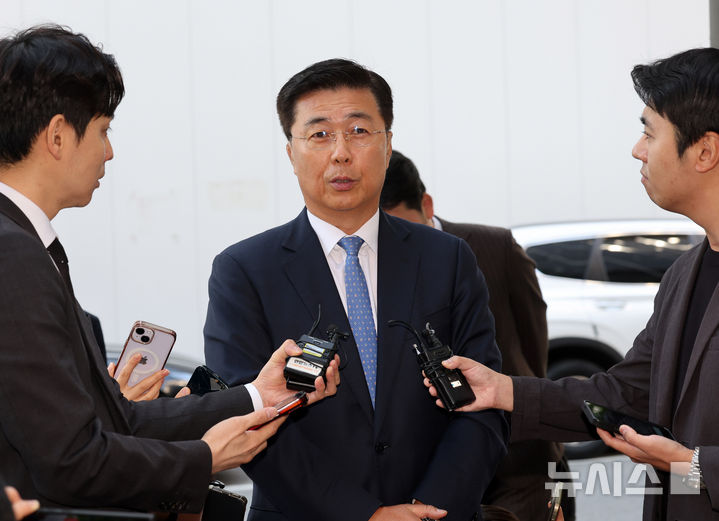 [과천=뉴시스] 배훈식 기자 = 홍장원 전 국가정보원 제1차장이 22일 오전 경기 과천시 2차 종합특별검사팀(특별검사 권창영) 사무실에 피의자 신분으로 출석하기 전 취재진의 질문에 답하고 있다. 2026.05.22. dahora83@newsis.com