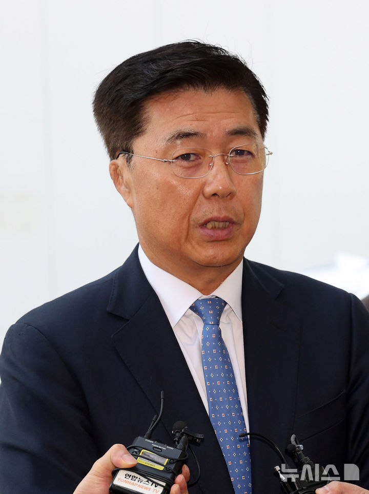 [과천=뉴시스] 배훈식 기자 = 홍장원 전 국가정보원 제1차장이 22일 오전 경기 과천시 2차 종합특별검사팀(특별검사 권창영) 사무실에 피의자 신분으로 출석하기 전 취재진의 질문에 답하고 있다. 2026.05.22. dahora83@newsis.com