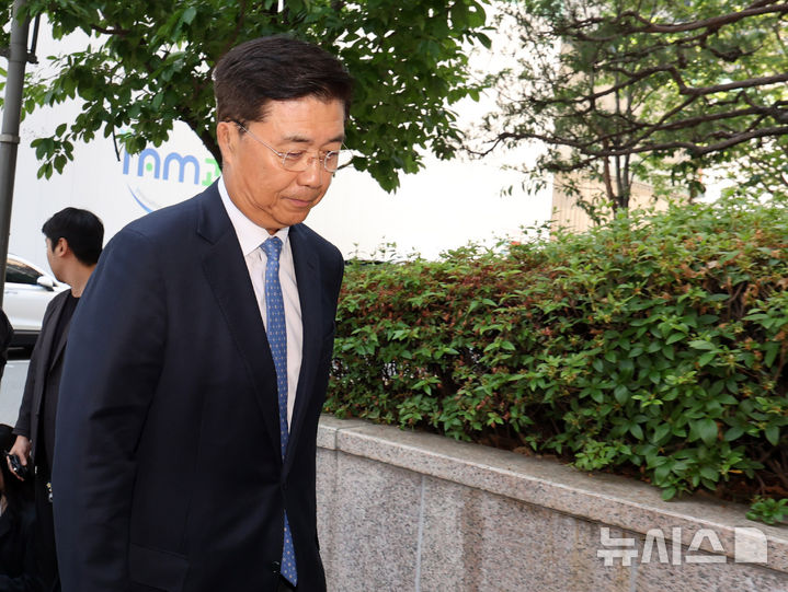 [과천=뉴시스] 배훈식 기자 = 홍장원 전 국가정보원 제1차장이 22일 오전 경기 과천시 2차 종합특별검사팀(특별검사 권창영) 사무실에 피의자 신분으로 출석하고 있다. 2026.05.22. dahora83@newsis.com