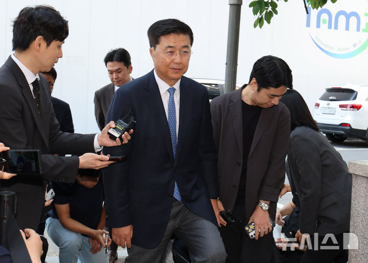 [과천=뉴시스] 배훈식 기자 = 홍장원 전 국가정보원 제1차장이 22일 오전 경기 과천시 2차 종합특별검사팀(특별검사 권창영) 사무실에 피의자 신분으로 출석하고 있다. 2026.05.22. dahora83@newsis.com