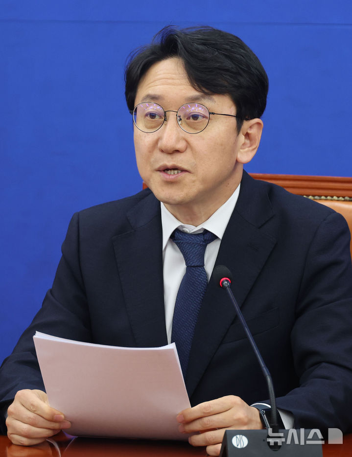 [서울=뉴시스] 조성봉 기자 = 천준호 더불어민주당 TF 단장이 지난달 22일 오전 서울 여의도 국회에서 열린 서울 삼성역 GTX 철근 누락 은폐 의혹 진상규명 TF 회의에서 발언을 하고 있다. 2026.05.22. suncho21@newsis.com
