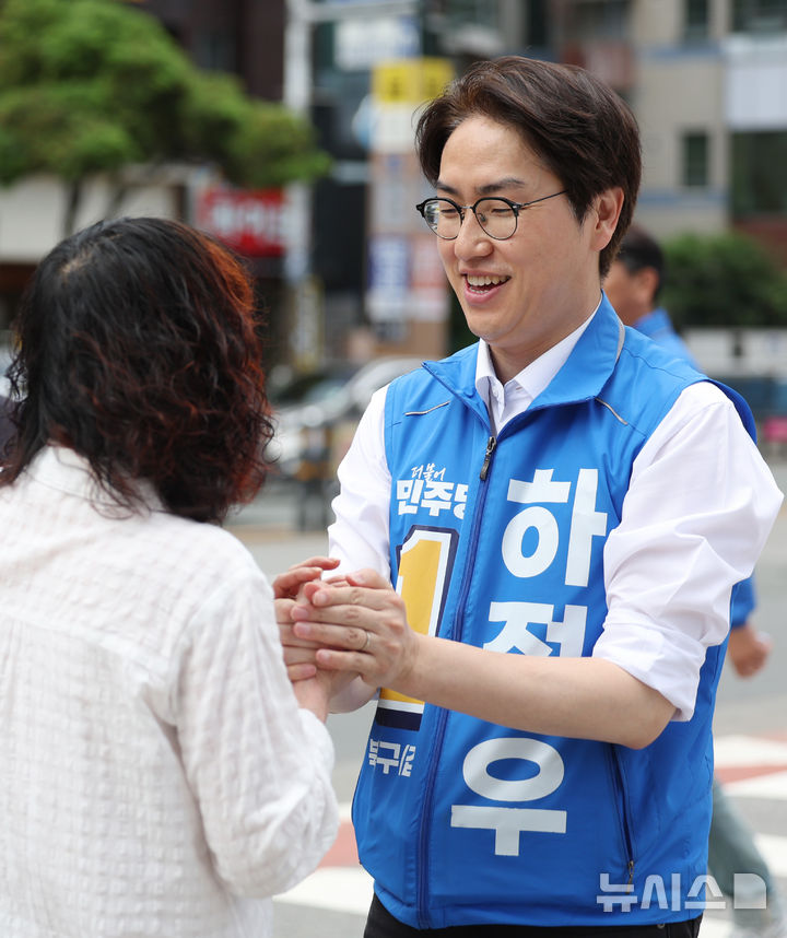 [부산=뉴시스] 김진아 기자 = 하정우 더불어민주당 부산 북구갑 국회의원 보궐선거 후보가 22일 부산 북구 만덕대로 일대에서 한 시민에게 인사하며 지지를 호소하고 있다. 2026.05.22. bluesoda@newsis.com