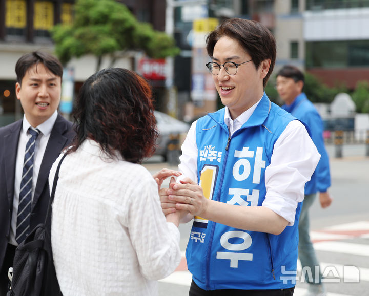 [부산=뉴시스] 김진아 기자 = 하정우 더불어민주당 부산 북구갑 국회의원 보궐선거 후보가 22일 부산 북구 만덕대로 일대에서 한 시민에게 인사하며 지지를 호소하고 있다. 2026.05.22. bluesoda@newsis.com