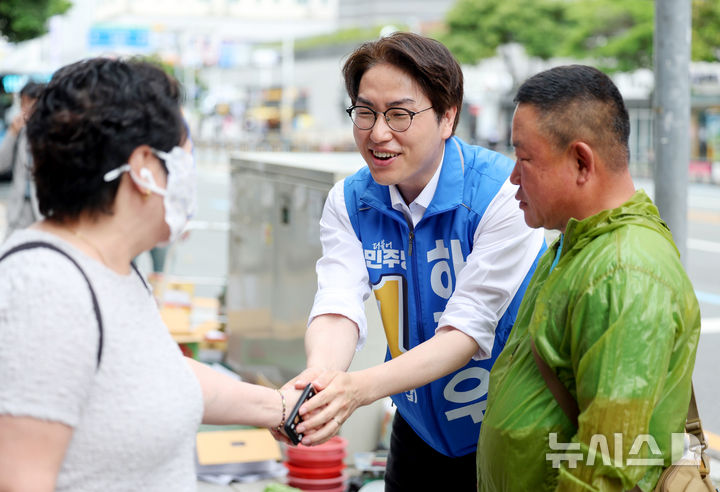 [부산=뉴시스] 김진아 기자 = 하정우 더불어민주당 부산 북구갑 국회의원 보궐선거 후보가 22일 부산 북구 만덕대로 일대에서 시민들에게 인사하며 지지를 호소하고 있다. 2026.05.22. bluesoda@newsis.com