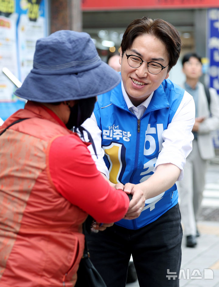 [부산=뉴시스] 김진아 기자 = 하정우 더불어민주당 부산 북구갑 국회의원 보궐선거 후보가 22일 부산 북구 만덕대로 일대에서 한 시민에게 인사하며 지지를 호소하고 있다. 2026.05.22. bluesoda@newsis.com