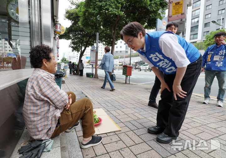 [부산=뉴시스] 김진아 기자 = 하정우 더불어민주당 부산 북구갑 국회의원 보궐선거 후보가 22일 부산 북구 만덕대로 일대에서 시민들에게 인사하며 지지를 호소하고 있다. 2026.05.22. bluesoda@newsis.com
