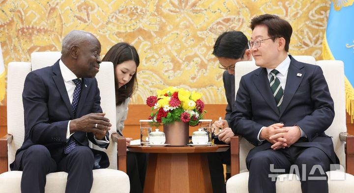 [서울=뉴시스] 고범준 기자 = 질베르 웅보 국제노동기구(ILO) 사무총장이 22일 청와대에서 이재명 대통령을 예방하며 발언하고 있다. (청와대통신사진기자단) 2026.05.22. bjko@newsis.com