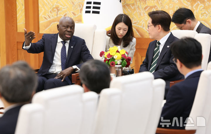 [서울=뉴시스] 고범준 기자 = 질베르 웅보 국제노동기구(ILO) 사무총장이 22일 청와대에서 이재명 대통령을 예방하며 발언하고 있다. (청와대통신사진기자단) 2026.05.22. bjko@newsis.com