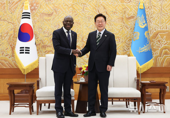 [서울=뉴시스] 고범준 기자 = 이재명 대통령이 22일 청와대에서 질베르 웅보 국제노동기구(ILO) 사무총장과 접견에 앞서 기념촬영을 하고 있다. (청와대통신사진기자단) 2026.05.22. bjko@newsis.com