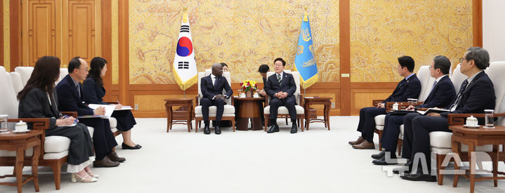 [서울=뉴시스] 고범준 기자 = 이재명 대통령이 22일 청와대에서 질베르 웅보 국제노동기구(ILO) 사무총장을 접견하고 있다. (청와대통신사진기자단) 2026.05.22. bjko@newsis.com