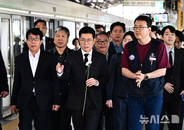 [서울=뉴시스] 김혜진 기자 = 정원오 더불어민주당 서울시장 후보가 22일 서울 광진구 구의역에서 열린 구의역 산재사망 참사 10주기를 맞아 당시 사고현장으로 이동하고 있다. (공동취재) 2026.05.22. photo@newsis.com